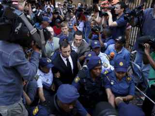 Pistorius saliendo de prisión.