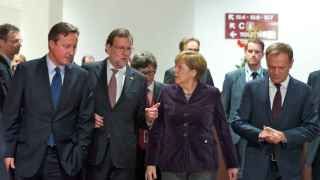 David Cameron conversa con Rajoy, Merkel y Tusk durante el Consejo Europeo