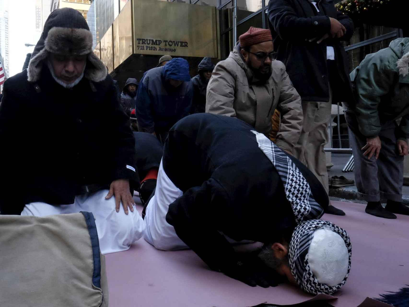 Un grupo de musulmanes rezan ante la Trump Tower en Nueva York.