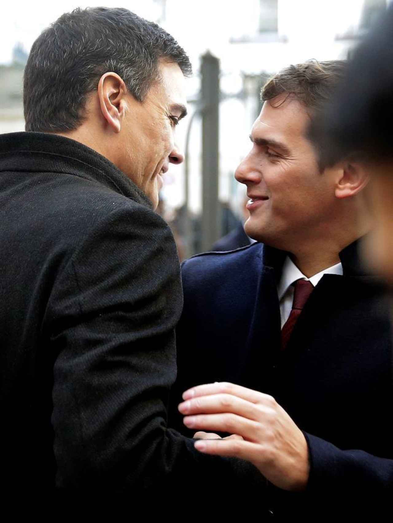 Pedro Sánchez y Albert Rivera se saludan a la entrada del Congreso.