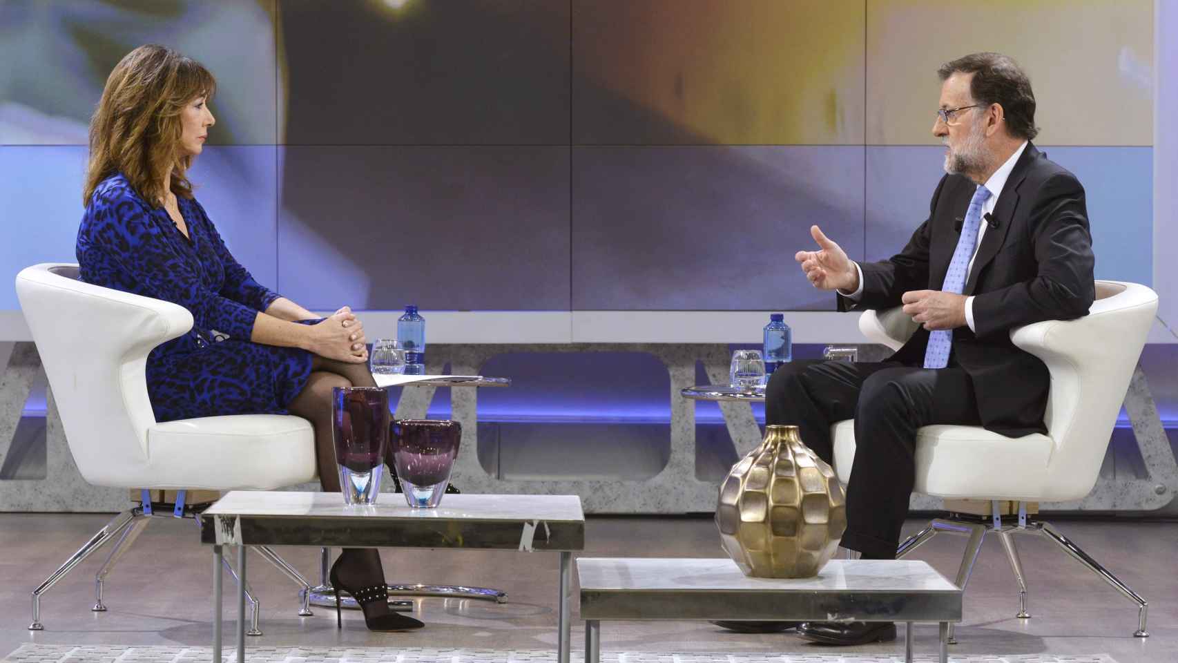 El presidente del Gobierno en funciones, Mariano Rajoy, con la periodista Ana Rosa Quintana.