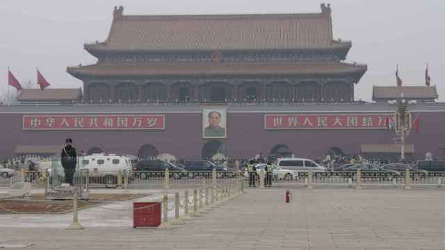 Extintor en la plaza de Tiananmen, en Pekín, en previsión de inmolaciones.