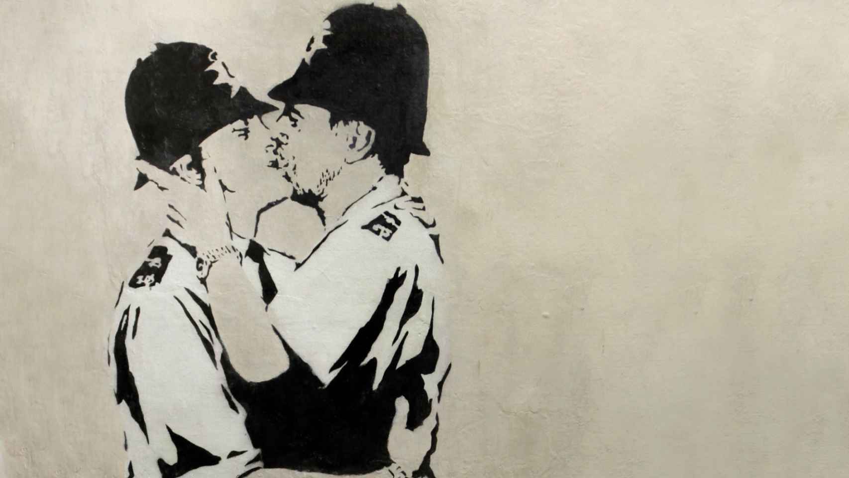 Dos policías británicos se besan en una de las obras de Banksy