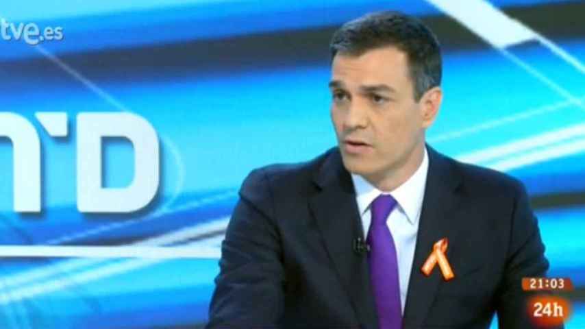 Sánchez, con corbata morada este miércoles en su entrevista en TVE.