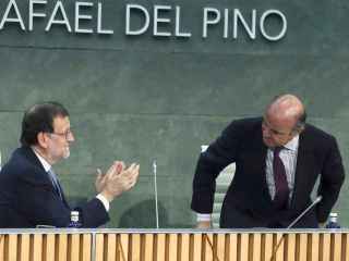 Rajoy aplaude al ministro De Guindos tras su intervención