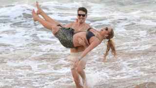 Bryan Tanaka y Mariah Carey desatan su pasión en las playas de Hawái.