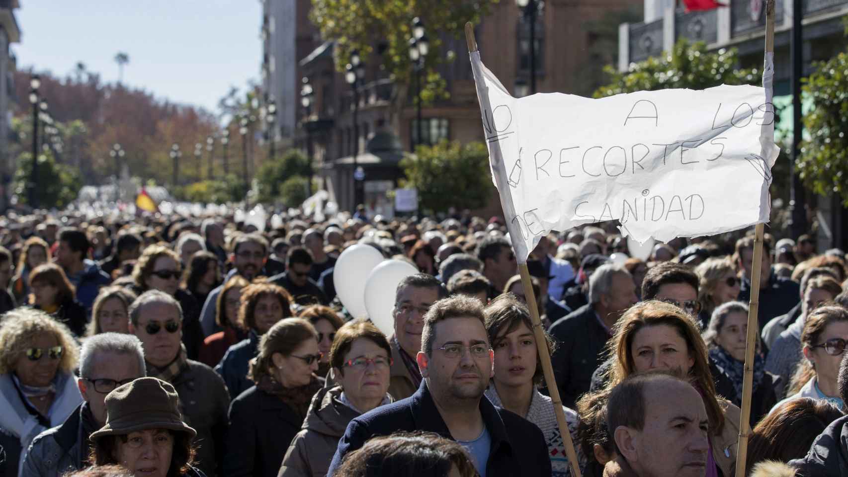Los ciudadanos protestan contra los recortes de la Junta y pedir a la presidenta Susana Díaz que se reúna con los profesionales.