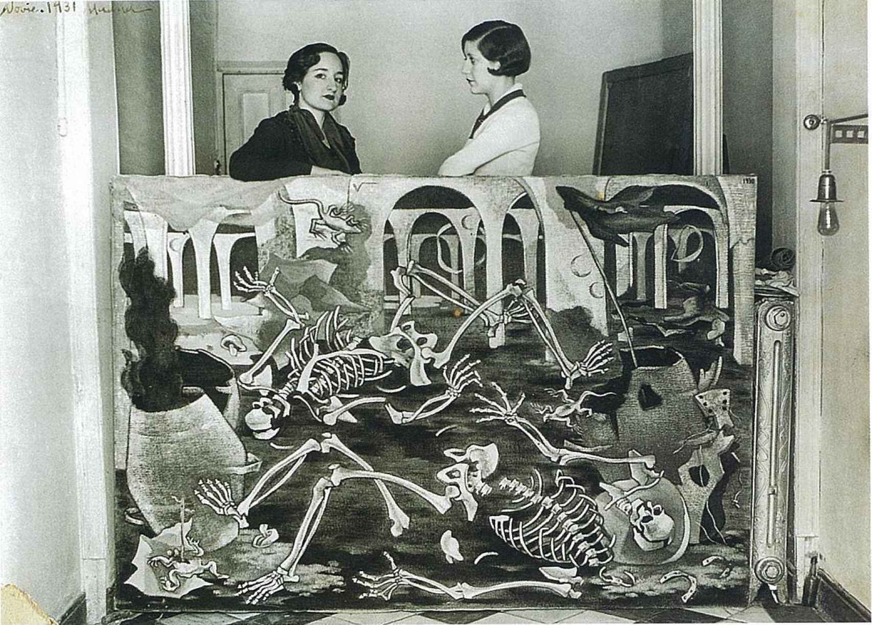 Maruja Mallo y Josefina Carabias con el lienzo Antro de fósiles.