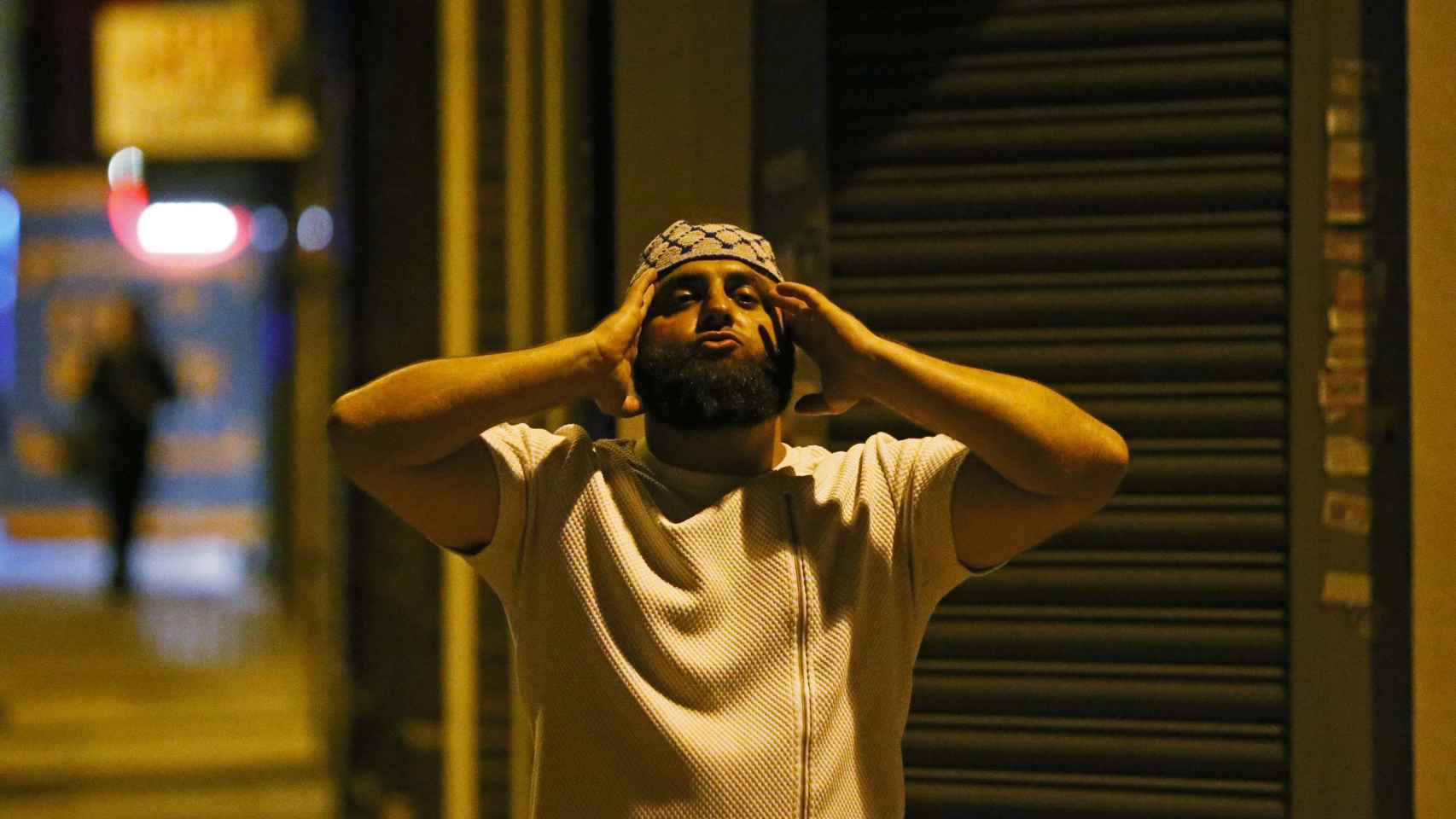 Un hombre musulmán se lleva las manos a la cabeza lamentándose por lo sucedido. / Reuters