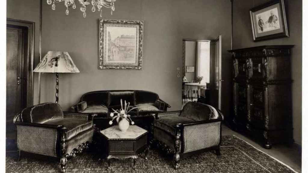 El cuadro de Pissarro en el salón de la abuela Lilly Cassirer, antes de dejar Berlín, en 1933.