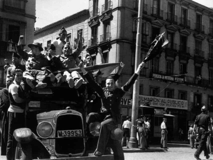 Madrid es una fiesta: existe la misma euforia beligerante que cuando se proclamó la República. Todos están convencidos, como lo estaban en el 98, de que la guerra la va a ganar el Gobierno y que va a ser breve. Robert Capa / Magnum Photos / Contacto