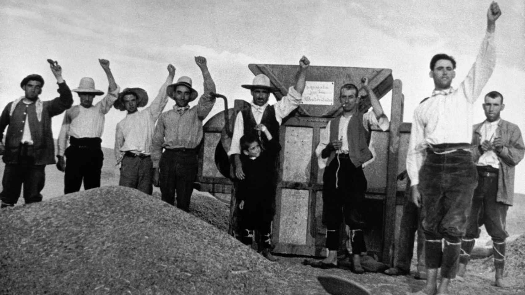 Agricultores del bando republicano en el Frente de Aragón en agosto de 1936. Robert Capa / Magnum Photos / Contacto