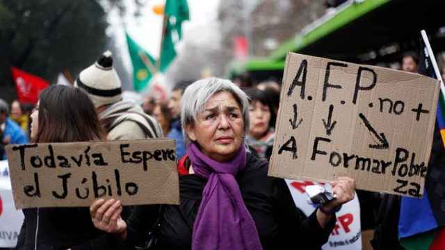 Los chilenos protestan en la calle por su sistema de pensiones.