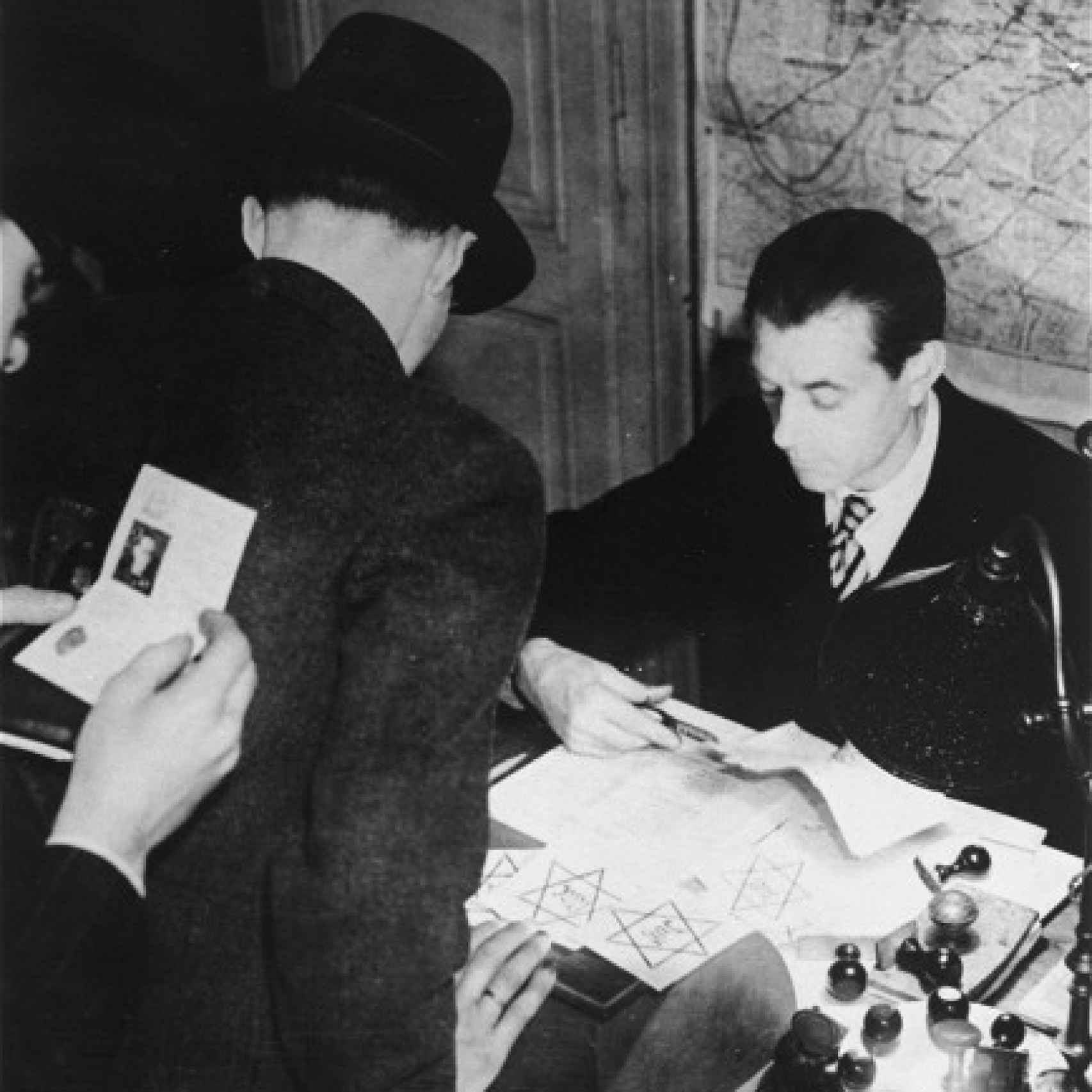 Un policía francés distribuye estrellas a judíos en una comisaría de París en 1942.