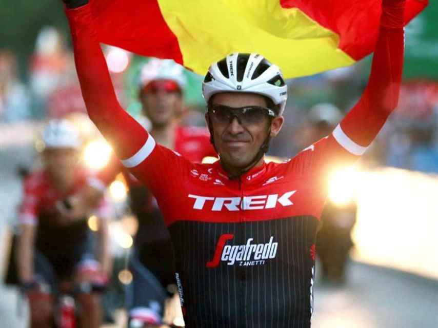 Alberto Contador, en su último día como ciclista, con la bandera de España.