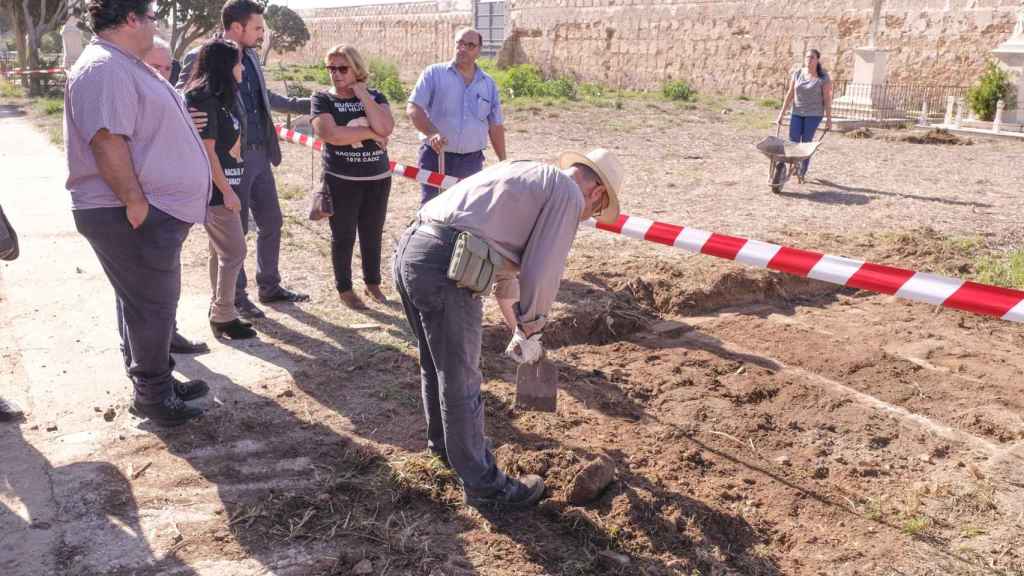 Los topógrafos  han señalado el lugar del cementerio de Cádiz en el que se escavará