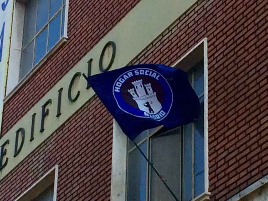 La bandera de Hogar Social Madrid, en el edificio Aguilar.