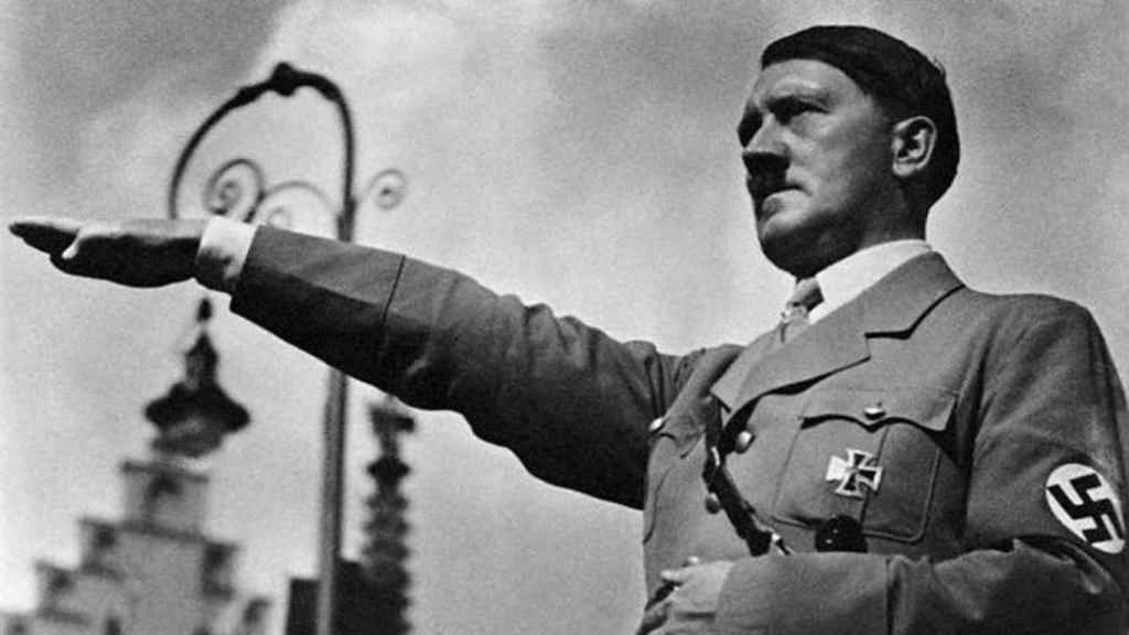 Adolf Hitler realizando el saludo nazi.