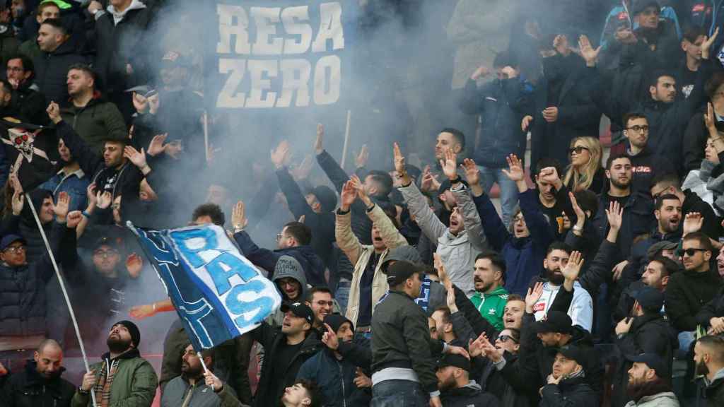 Resultado de imagen de protestas argelinas en los estadios de futbol