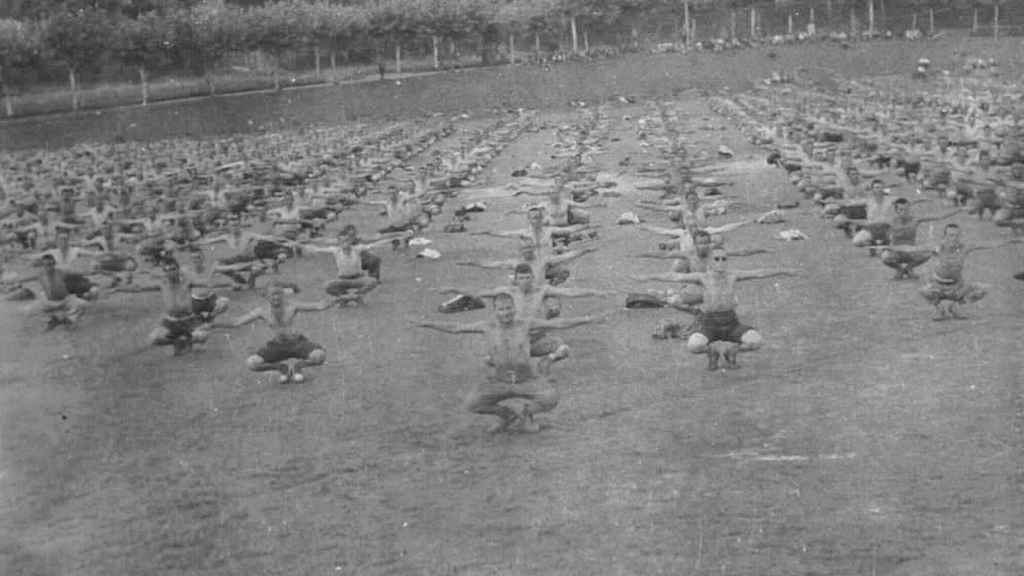 Prisioneros de un campo cántabro haciendo gimnasia. La sesión fue preparada para tomar fotografías de cara a un reportaje elaborado por el servicio de propaganda franquista.