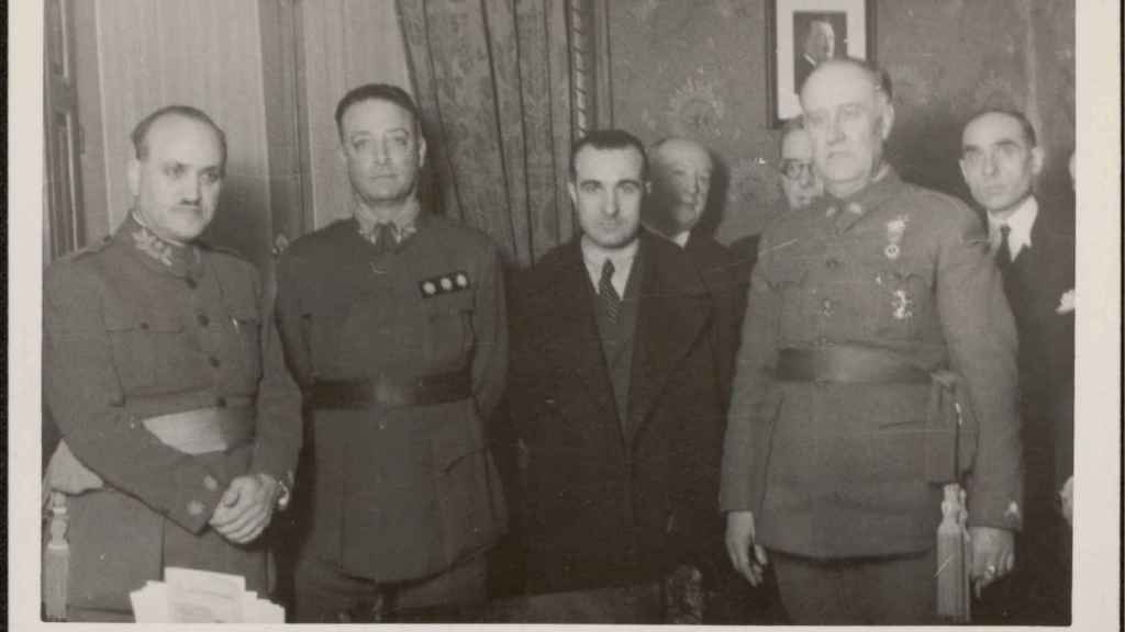 El general José Ungría, segundo por la izquierda, fue el máximo responsable del espionaje franquista en la guerra.