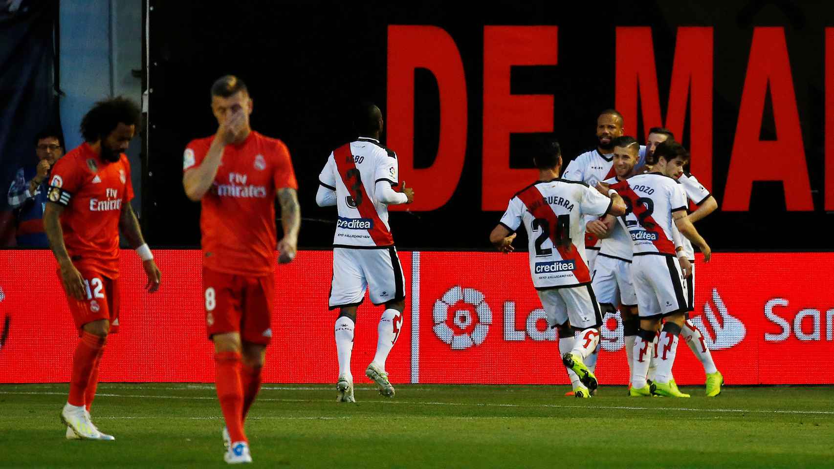 Marcelo y Kross cabizbajos, mientras los jugadores del Rayo Vallecano celebran un gol - Imagen vía: El Español