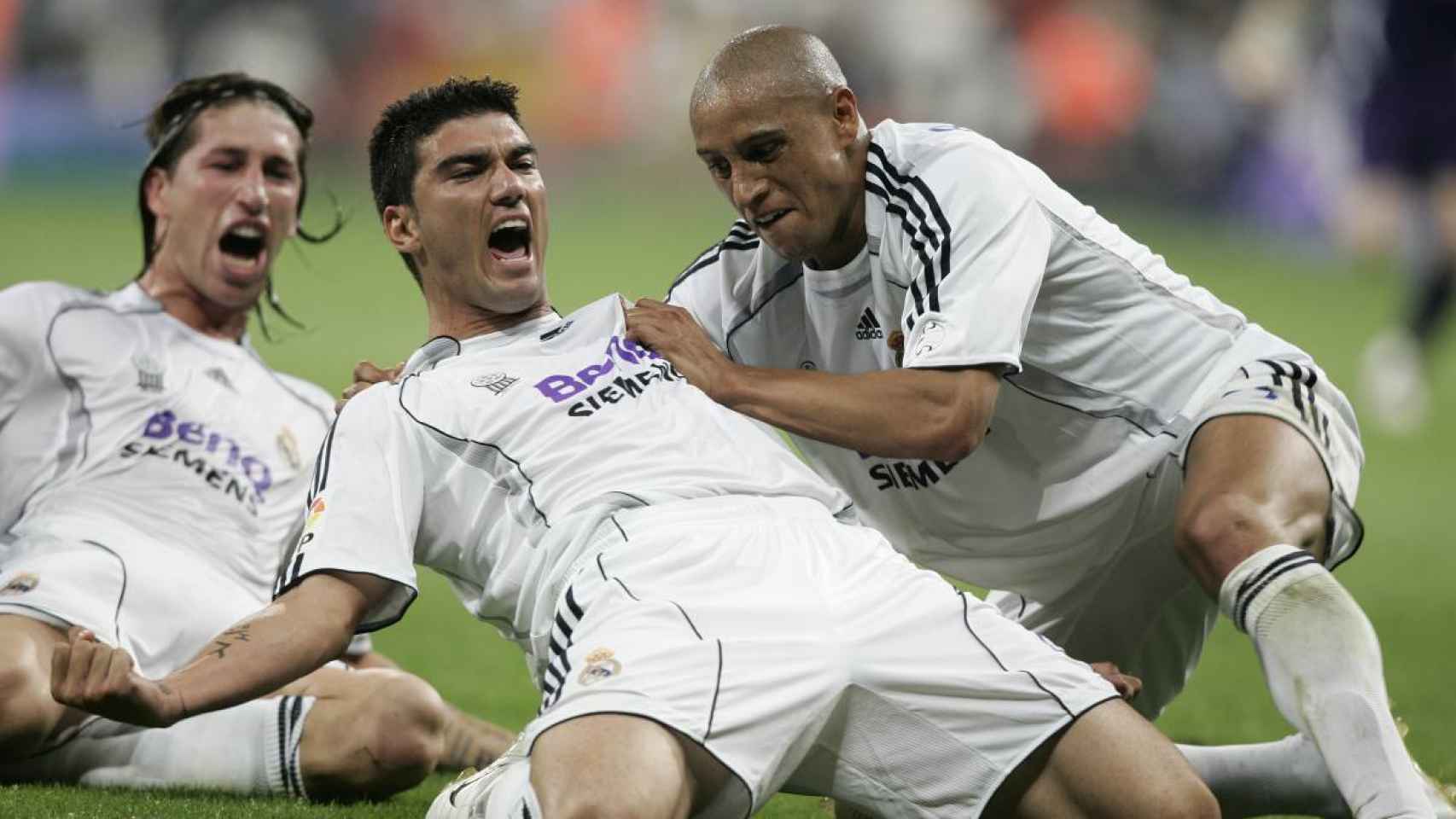 Reyes celebra con sus compañeros Sergio Ramos  y Roberto Carlos  tras marcar el tercer gol de su equipo al RC Mallorca, en el partido correspondiente a la última jornada de Primera División disputado en el Estadio Santiago Bernabéu en 2007. Un gol que permitió a los blancos ganar La Liga.