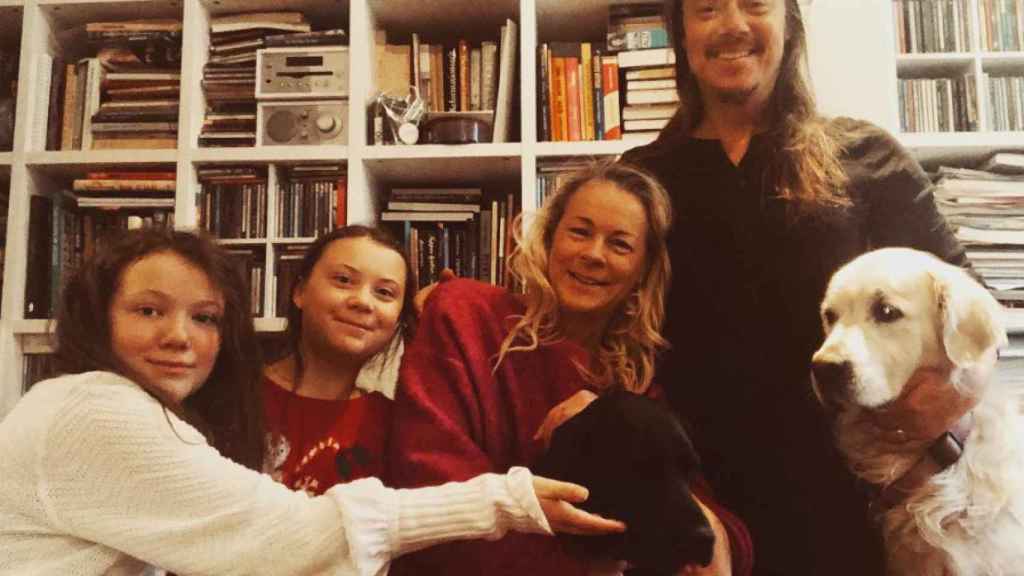 Greta Thunberg, juntamente com sua irmã, Beata Thunberg e seus pais, Svante Thunberg e Malena Ernman.
