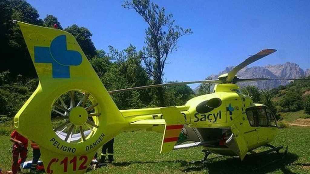 Uno de los helicópteros sanitarios del Sacyl que trasladaron a la mujer al hospital