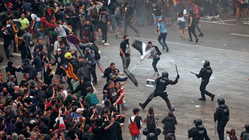 Activistas independentistas intentan paralizar el Aeropuerto de El Prat.
