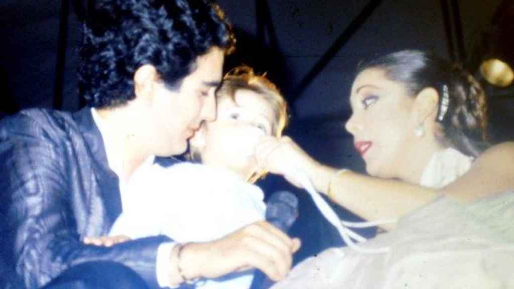 Isabel Pantoja junto a su hermano Agustín y el pequeño Kiko Rivera.