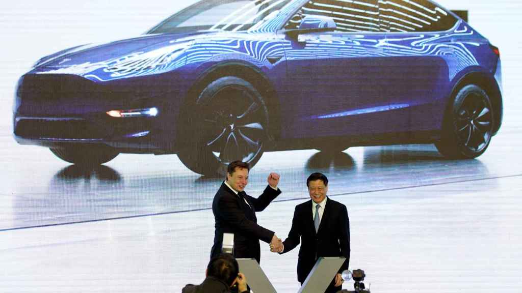 Elon Musk con el alcalde de Shanghái en la apertura de su última fábrica