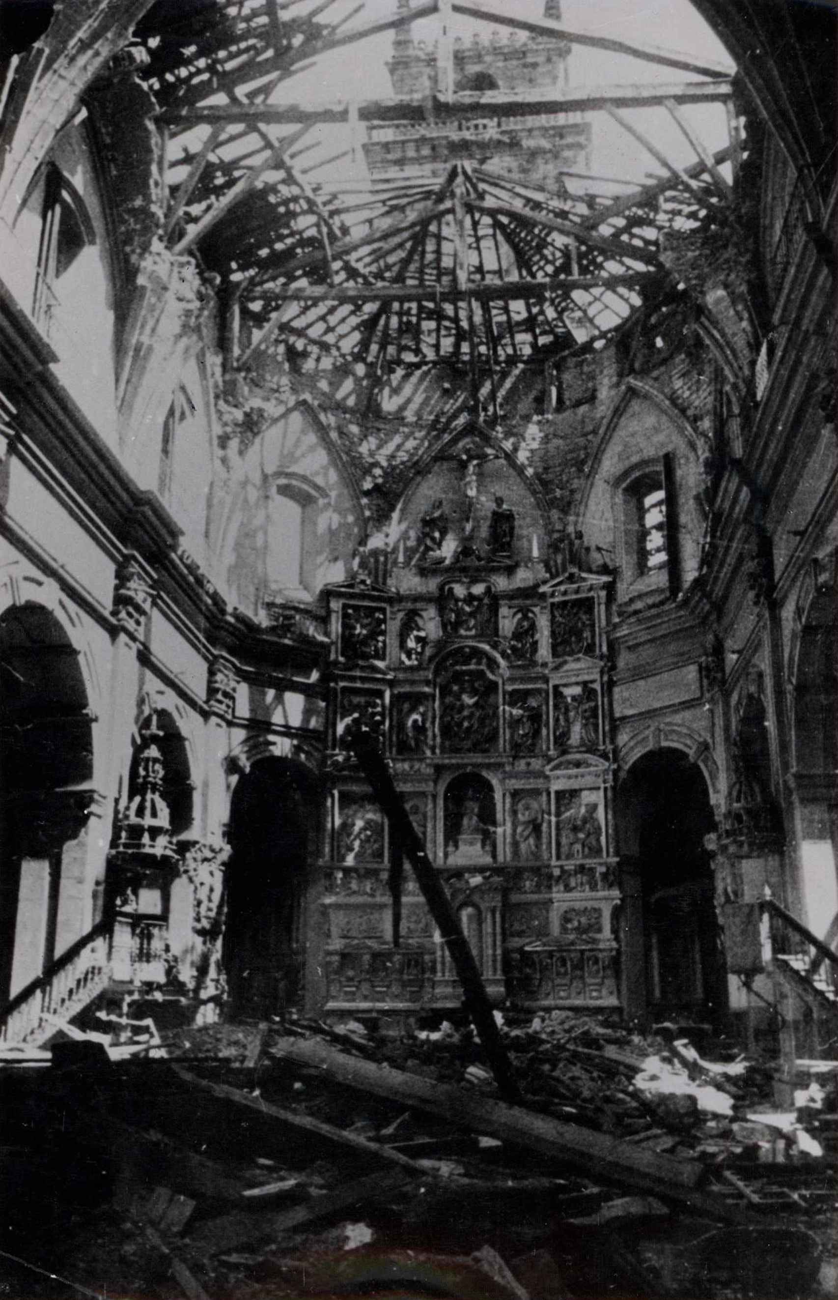 Ruinas de una de las iglesias alcanzadas en el bombardeo de Durango (1937).