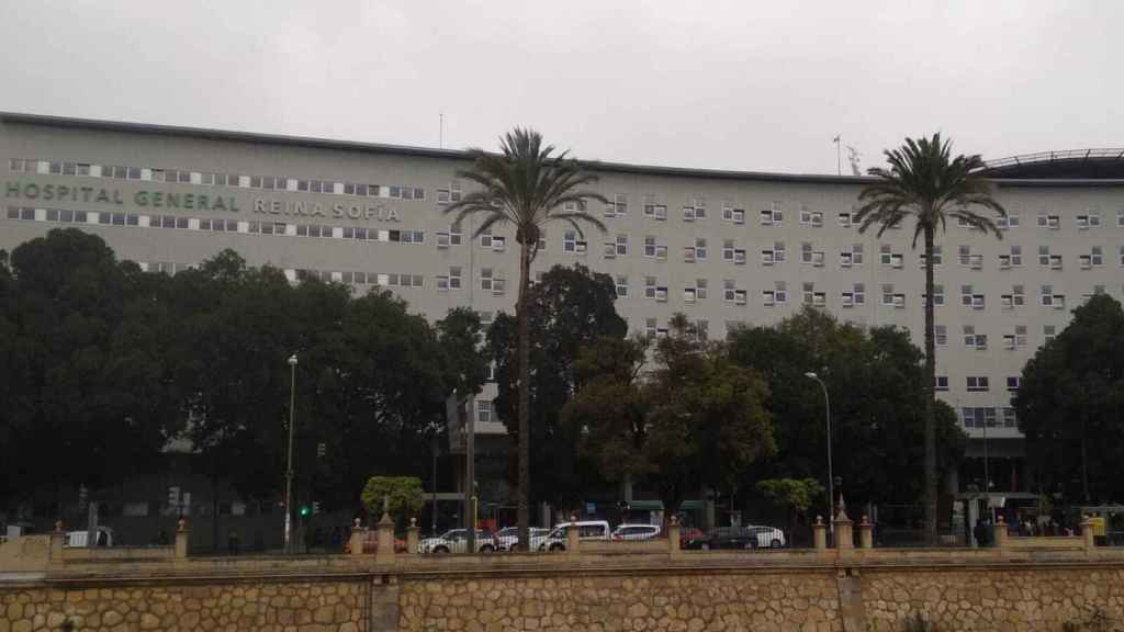 Hospital Reina Sofía de Murcia donde el joven permanece ingresado desde el pasado sábado.